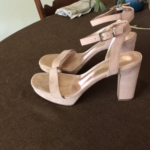 Kelly and Kate Sarafine size 9.5 high heel sandals NWOT Ankle strap Fresh look!! - Picture 2 of 9